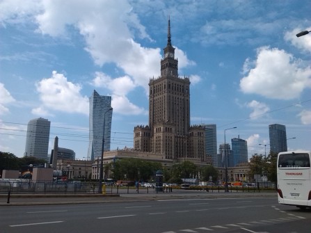 In Warschau trifft viel Unterschiedliches aufeinander - hier der Kulturpalast aus kommunistischen Zeiten zwischen modernen Glasbauten