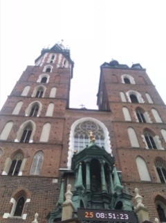 Die St. Marien Kathedrale auf dem Marktplatz zählt die Tage bis zum Weltjugendtag 2016 in Krakau herunter. Auch spielt hier jede Stunde ein Trompeter aus dem obersten Fenster das Hejnal, ein altes Warnsignal.
