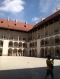 Das Königsschloss auf dem Wawel-Hügel ist im Renaissance Stil erbaut, weißt jedoch auch gotische Elemente auf.